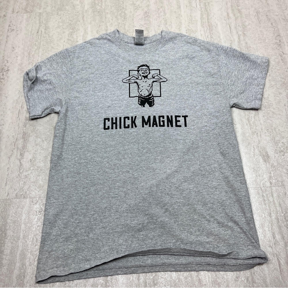Gildan Chick Magnet graphic tee grey t-shirt medium funny humorous